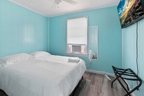 2 bedrooms, desk, iron/ironing board, WiFi