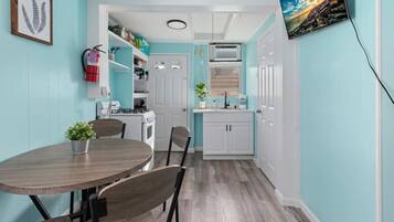 Jääkaappi, mikroaaltouuni, liesi, kahvin-/teenkeitin