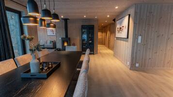 House, 4 Bedrooms, Balcony, Mountain View | Dining