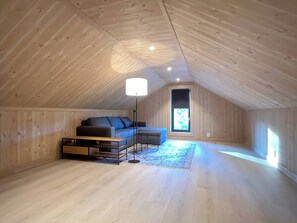 House, 4 Bedrooms, Balcony, Mountain View | Living area