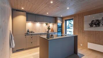 Casa, 4 habitaciones, balcón, vista a la montaña | Interior