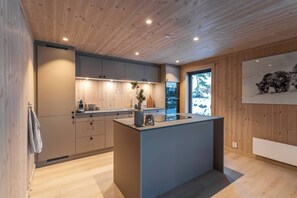 House, 4 Bedrooms, Balcony, Mountain View | Interior