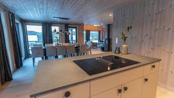 House, 4 Bedrooms, Balcony, Mountain View | Interior