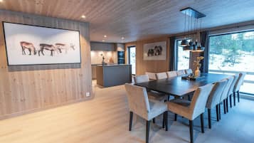 House, 4 Bedrooms, Balcony, Mountain View | Dining room