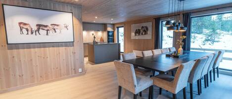 House, 4 Bedrooms, Balcony, Mountain View | Dining room