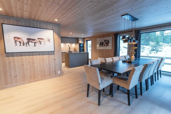 House, 4 Bedrooms, Balcony, Mountain View | Dining room