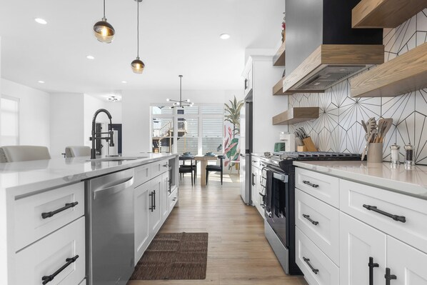 Mikrobølgeovn, ovn, kokeplater og oppvaskmaskin