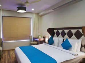 Desk, free WiFi - Hotel Diamond Inn Near IGI Airport  (New Delhi)