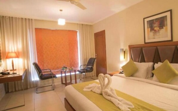 Desk, free WiFi - Hotel Diamond Inn Near IGI Airport  (New Delhi)