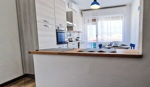 Microondas, horno, placa de cocina, lavavajillas