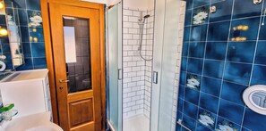 Dusche, Haartrockner, Bidet, HandtĂŒcher