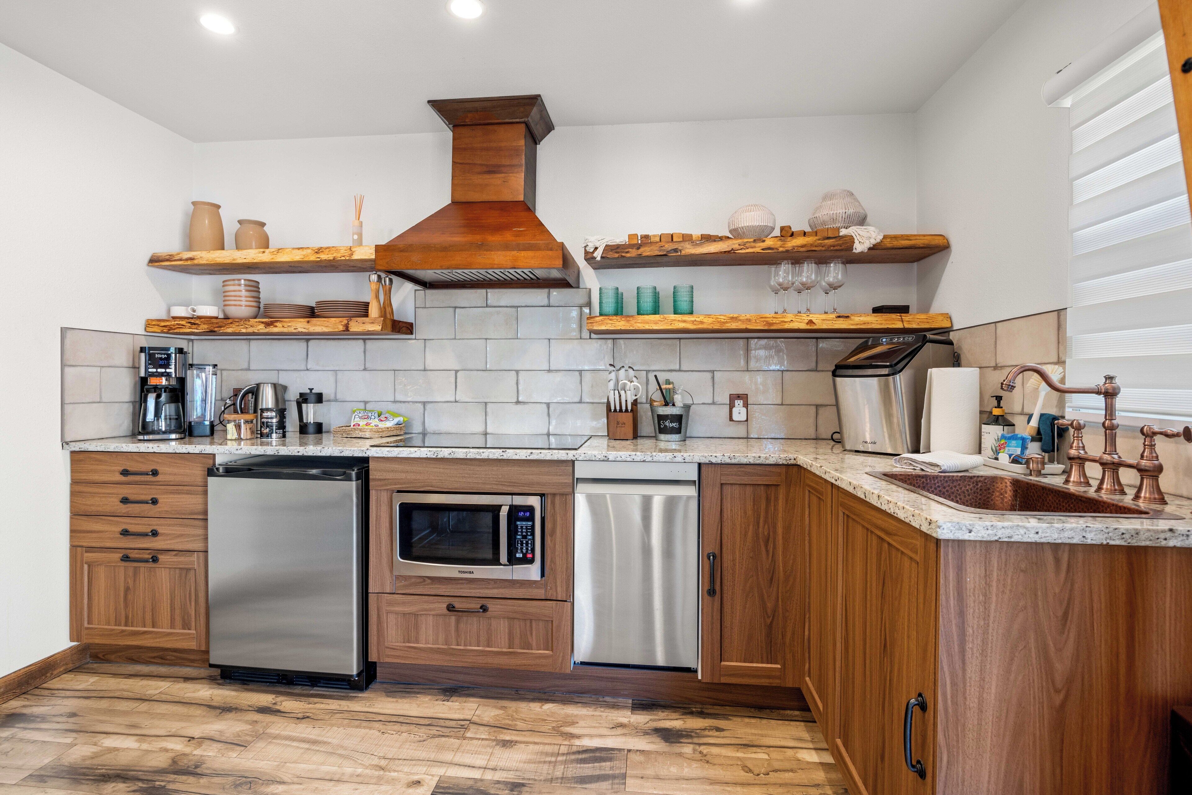 Biệt thự Cao cấp, sân hiên, quang cảnh sân vườn | Bếp riêng