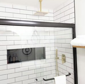 Douche, sèche-cheveux, serviettes fournies, savon