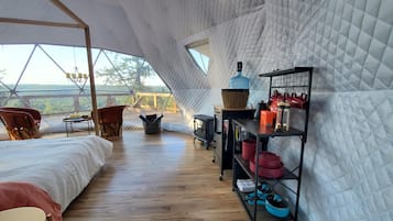 1 bedroom, bed sheets