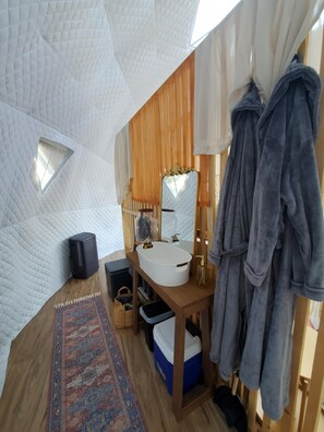 Toalhas de banho, papel higiênico