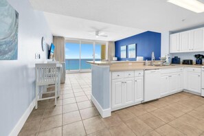 Condo, 1 cama King size (Majestic Beach Towers 1-1205) | Cocina privada