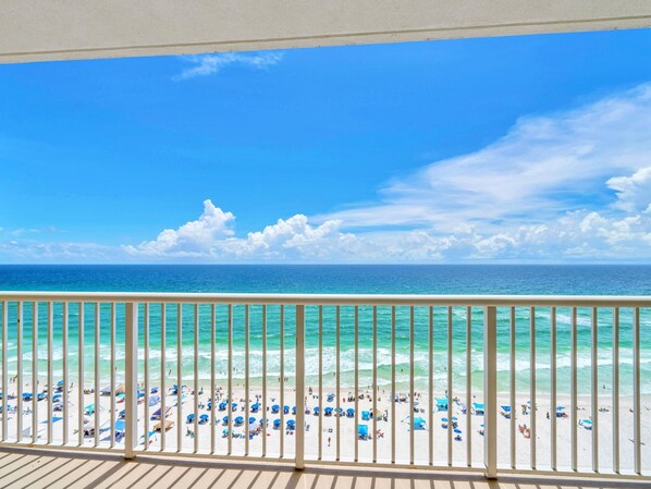 Apartamento, varias camas (Majestic Beach Towers 1-1205) | Playa | Ubicación a pie de playa