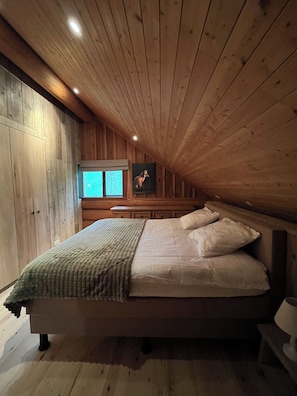 2 bedrooms, desk, bed sheets