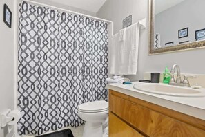 Towels, soap, toilet paper - EconoChic Hideaway, 2/2, Family Friendly, W/D (Jacksonville)