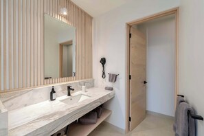 Shower, hair dryer, towels