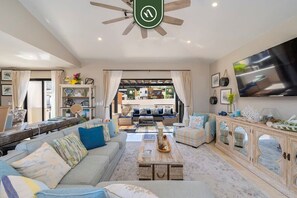 Televisio, takka, työhuone