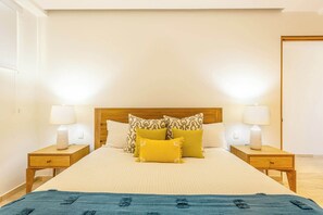 2 Schlafzimmer, Schreibtisch, Bügeleisen/Bügelbrett, Reisekinderbett