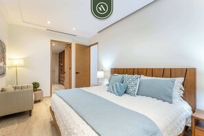 2 Schlafzimmer, Schreibtisch, Bügeleisen/Bügelbrett, Reisekinderbett