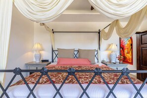 2 habitaciones, escritorio y tabla de planchar con plancha
