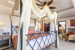 2 habitaciones, escritorio y tabla de planchar con plancha