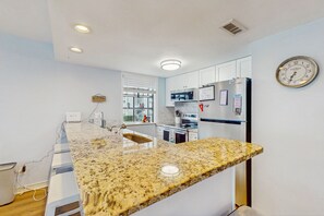 冷蔵庫、電子レンジ、オーブン、コンロ