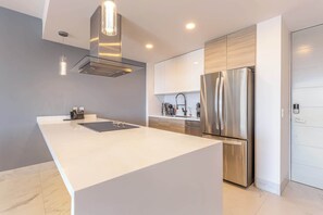 Frigorífico, microondas, horno y placa de cocina