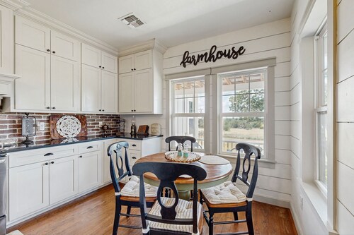 Cozy ranch home w/full kitchen, living room, hot tub, pet-friendly & fireplace