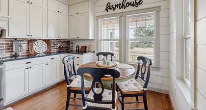 Cozy ranch home w/full kitchen, living room, hot tub, pet-friendly & fireplace