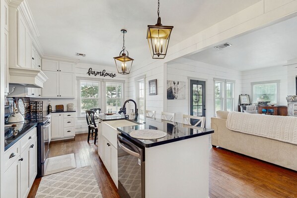 冷蔵庫、電子レンジ、オーブン、コンロ