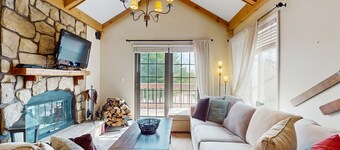 Mountain view condo w/ fireplace, shared hot tub, pool, sauna, tennis & shuttle