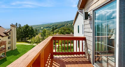 Mountain view condo w/ fireplace, shared hot tub, pool, sauna, tennis & shuttle
