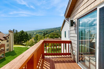 Mountain view condo w/ fireplace, shared hot tub, pool, sauna, tennis & shuttle