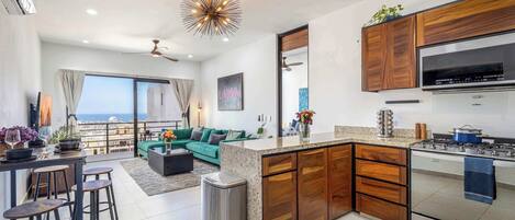 Réfrigérateur, micro-ondes, four, plaque de cuisson