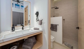 Regadera, secadora de cabello, toallas 