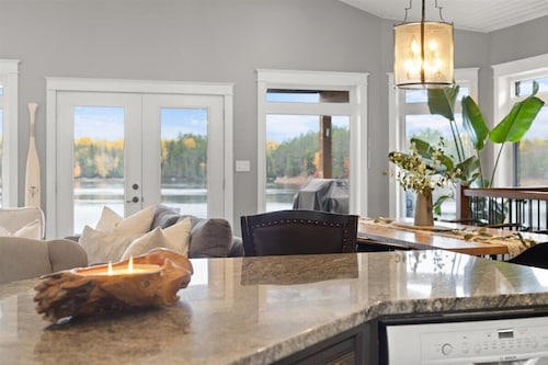 Luxury Beachfront Cottage w Hot tub, Sauna & Bar