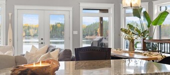 Luxury Beachfront Cottage w Hot tub, Sauna & Bar