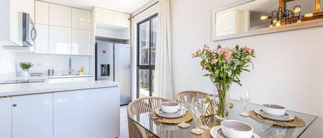 Frigorífico, microondas, horno y placa de cocina