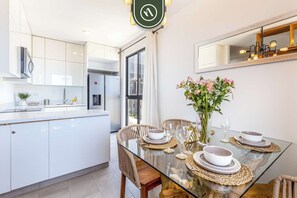 Een koelkast, een microgolfoven, een oven, een kookplaat