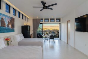 5 habitaciones, escritorio y tabla de planchar con plancha 