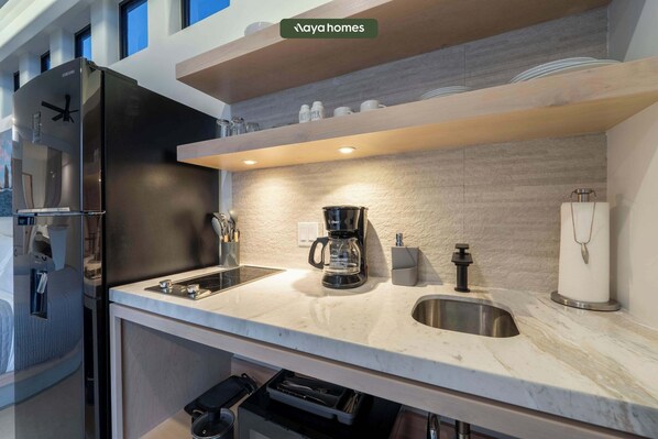 Réfrigérateur, four à micro-ondes, surface de cuisson, cafetière-théière