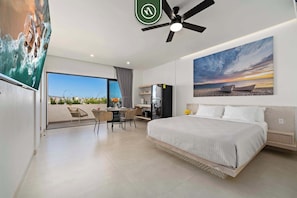 1 makuuhuone, työpöytä, silitysrauta/-lauta, vauvan matkasänky