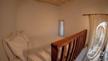 Habitación triple Confort, vista al patio | Tabla de planchar con plancha y wifi gratis