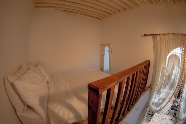 Chambre Triple Confort, vue cour intérieure | Fer et planche à repasser, Wi-Fi gratuit