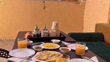 TĂ€gliches einheimisches FrĂŒhstĂŒck (5 EUR pro Person)