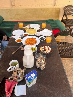 Desayuno con opciones de la cocina local todos los días (con cargo)